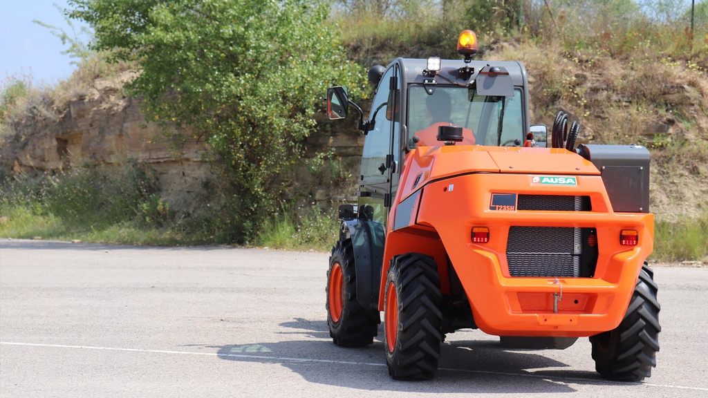 Ausa T235H Chariot élévateur télescopique 5071 lb carburant